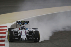 Валттери Боттас, Williams FW37 блокирует колеса на торможении
