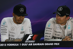 Льюис Хэмилтон, Mercedes AMG F1 и Нико Росберг, Mercedes AMG F1 на пресс-конференции FIA