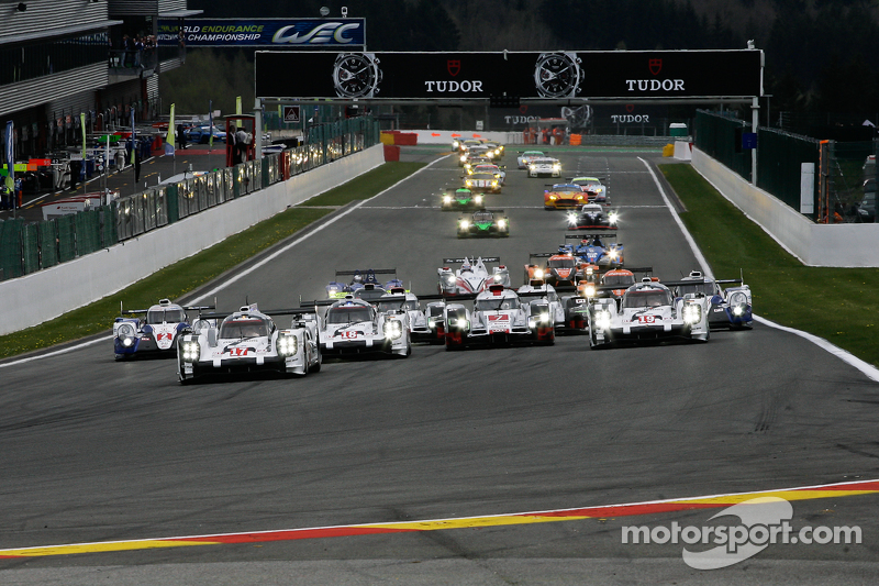 Comienzo: # 17 Porsche Equipo Porsche 919 híbrido Hybrid: Timo Bernhard, Mark Webber, Brendon Hartle