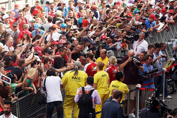 Sebastian Vettel, Ferrari firmar autógrafos para los aficionados