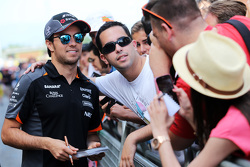 Sergio Perez, Sahara Force India F1 signe des autographes pour les fans