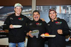 (De izquierda a derecha): Nico Hulkenberg Sahara Force India F1, Chef Rubén Boldo Villegas y Sergio 