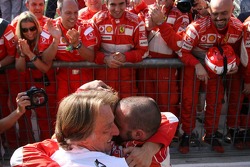 Ganador de la carrera Michael Schumacher celebra con Luca di Montezemolo
