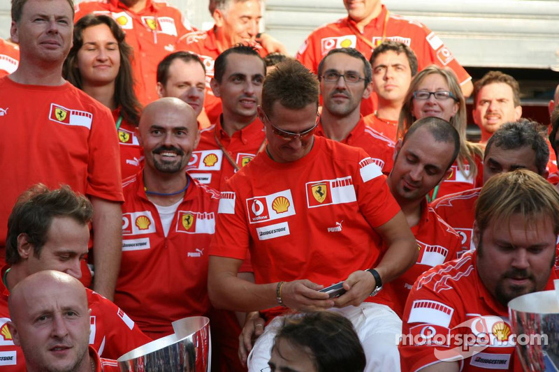 Міхаель Шумахер святкує свою 90-ту перемогу і 190-у для Ferrari з членами команди Ferrari