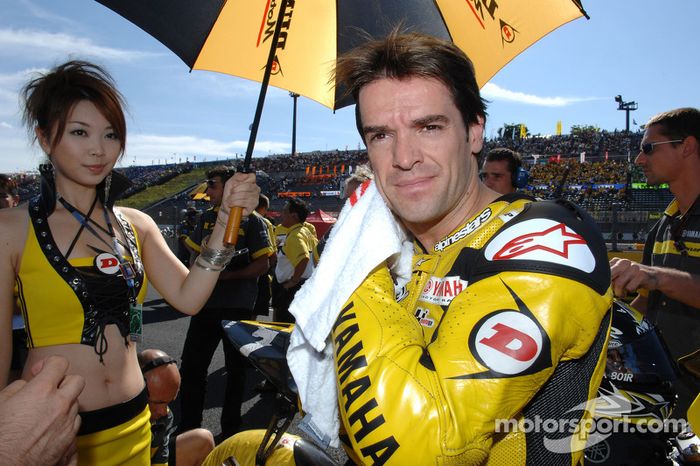 Carlos Checa en la parrilla de salida