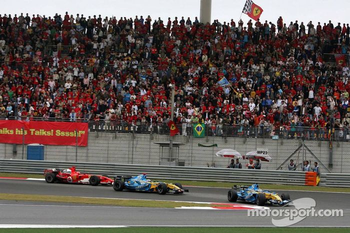 Giancarlo Fisichella delante de Fernando Alonso y Michael Schumacher