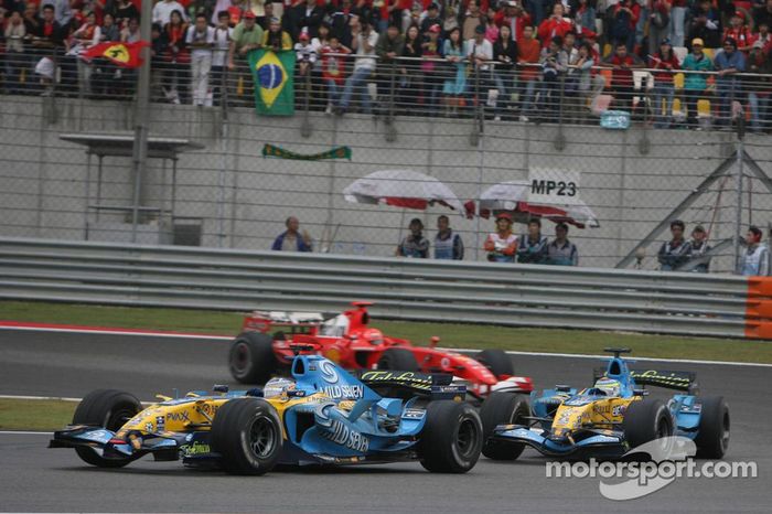 Fernando Alonso delante de Giancarlo Fisichella y Michael Schumacher