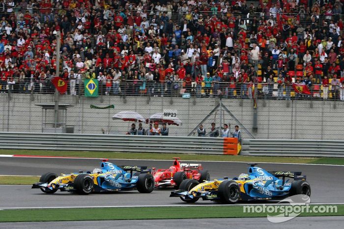 Fernando Alonso delante de Michael Schumacher y Giancarlo Fisichella