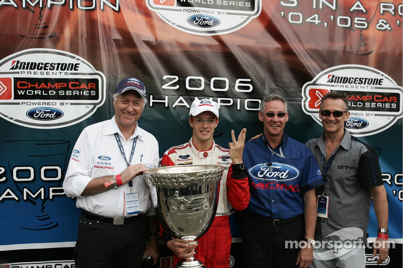 Le champion 2006 de Champ Car World Series Sébastien Bourdais célèbre son troisième titre de suite