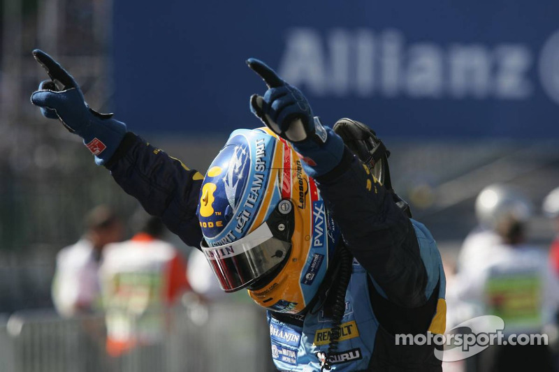 Campeón del mundo 2006 F1, Fernando Alonso, celebrando