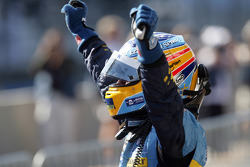 Le Champion du Monde de F1 2006 Fernando Alonso célèbre