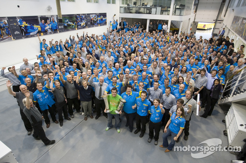Чемпіон Ф1 2006 року Фернандо Алонсо відвідав базу команди Renault F1 Team в Енстоуні та подякував співробітникам