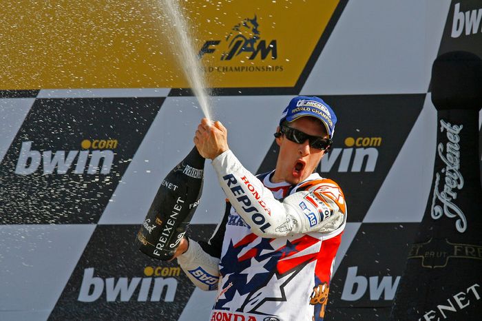 Podio: champagne para Nicky Hayden