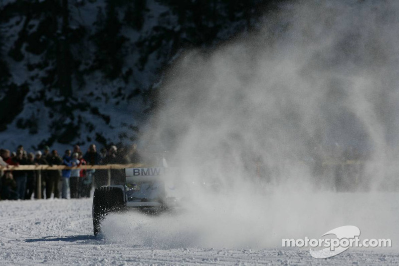 Nick Heidfeld im BMW-F1-Auto auf Spike-Reifen im Schnee von St. Moritz