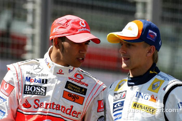 Lewis Hamilton, McLaren Mercedes, y Heikki Kovalainen, Renault F1 Team