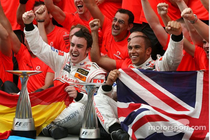 Celebrando el doblete del equipo de Woking (GP de Malasia 2007)