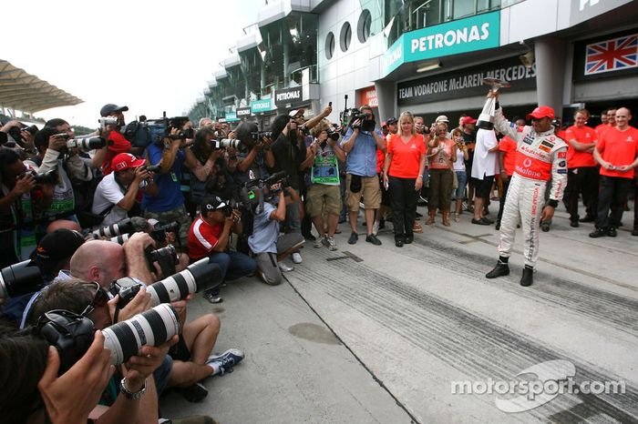 Celebración de la victoria con el equipo McLaren: Lewis Hamilton