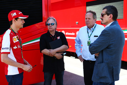 Эстебан Гутьеррес, Джин Хаас и Джо Кастер, Stewart Haas Racing Vice President and Gunther Steiner