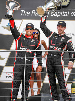 Podio: Tercer lugar Juan Pablo Montoya, Penske Chevrolet y el ganador Will Power, de Penske Chevro