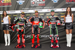Le deuxième, Tom Sykes, Kawasaki, le poleman Davide Giugliano, Ducati Team, et le troisième Jonathan Rea, Kawasaki