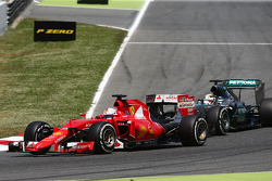 Sebastian Vettel, Ferrari SF15-T, und Lewis Hamilton, Mercedes AMG F1 W06, im Zweikampf