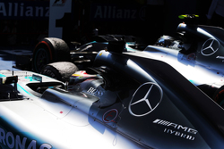 Lewis Hamilton, Mercedes AMG F1 W06 et son équipier vainqueur, Nico Rosberg, Mercedes AMG F1 W06, dans le Parc Fermé