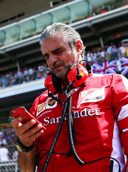 Maurizio Arrivabene, Team Principal Ferrari sur la grille