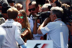 Победитель гонки - Нико Росберг, Mercedes AMG F1 празднует со своей женой Вивиан Росберг