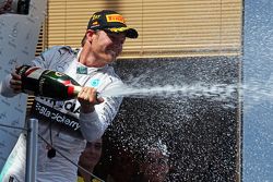 El ganador de la carrera, Nico Rosberg, Mercedes AMG F1 celebra en el podium