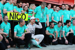 Le vainqueur Nico Rosberg, Mercedes AMG F1 fête sa victoire avec l'équipe