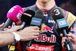 Пьер Гасли, тестовый пилот Scuderia Toro Rosso со СМИ