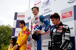 Podium: segundo lugar, Antonio Giovinazzi, Jagonya Ayam con Carlin, y el ganador, Jake Dennis, Prema Powerteam con el tercer lugar, Charles Leclerc, Van Amersfoort Racing