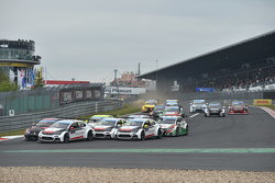 Départ de la course 1 : Jose Maria Lopez, Citroën C-Elysée WTCC, Citroën World Touring Car team mène