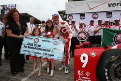 Scott Dixon, Chip Ganassi Racing Chevrolet celebra a pole position