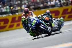 Valentino Rossi, Yamaha Factory Racing, con Marc Márquez, Repsol Honda Team, y Bradley Smith, Tech 3