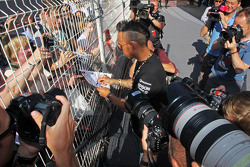 Lewis Hamilton, Mercedes AMG F1 signe des autographes pour les fans