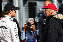 Слева направо: Нико Росберг, Mercedes AMG F1 и неисполнительный директор Mercedes Ники Лауда