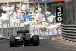 Nico Rosberg, Mercedes AMG F1 W06 saca chispas