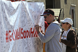 Los aficionados firman un banner #GetWellHinch