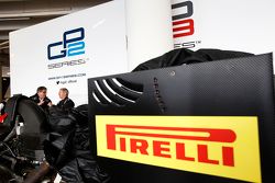 Martin Brundle listo  para una demostración de ejecución en un auto de GP2 con neumáticos Pirelli de