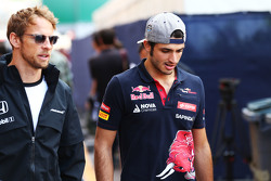 Jenson Button, McLaren con Carlos Sainz Jr., Scuderia Toro Rosso