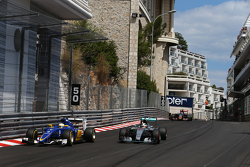 Маркус Эрикссон, Sauber F1 Team и Льюис Хэмилтон, Mercedes AMG F1 W06