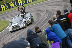Petter Solberg viert feest op Lydden Hill