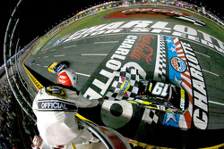 Carl Edwards, Joe Gibbs Racing Toyota cruza la línea de meta