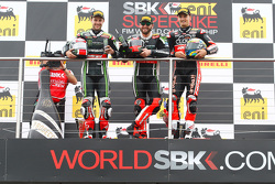 Course 1 - Podium : le deuxième, Jonathan Rea, Kawasaki, le vainqueur, Tom Sykes, Kawasaki, et le troisième, Chaz Davies, Ducati Team