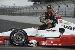 Le vainqueur Juan Pablo Montoya, Team Penske Chevrolet pendant le photoshoot du vainqueur