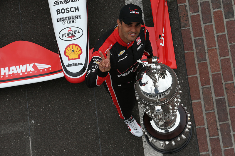 Le vainqueur Juan Pablo Montoya, Team Penske Chevrolet pendant le photoshoot du vainqueur