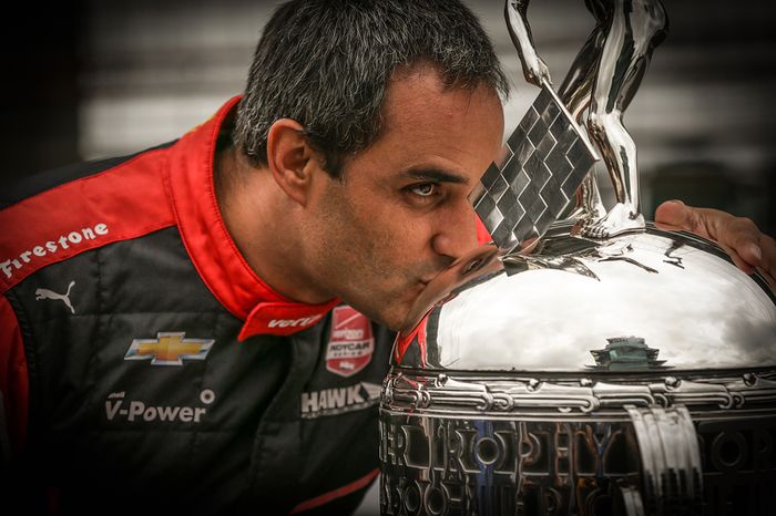 El ganador de la carrera, Juan Pablo Montoya, Team Penske Chevrolet, en la sesión de fotos del ganad
