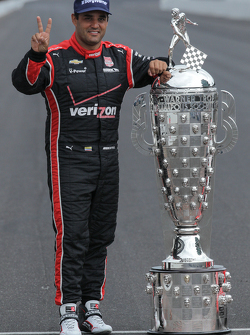 Le vainqueur Juan Pablo Montoya, Team Penske Chevrolet pendant le photoshoot du vainqueur