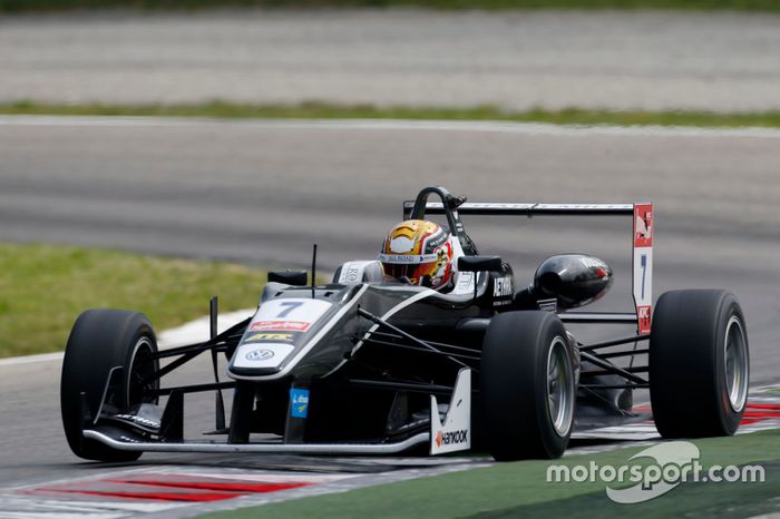Para 2015, Leclerc se pasó a la F3 Europea con el equipo Van Amersfoort Racing. Logró 13 podios en las primeras 17 carreras, y dos victorias

